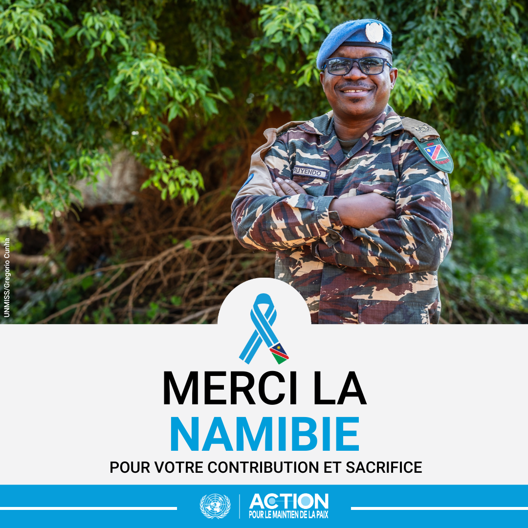 Un Casque bleu sourit à la caméra