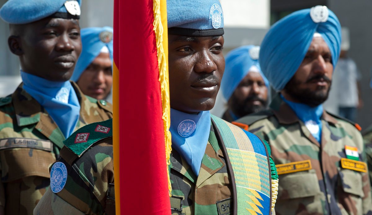 El personal de mantenimiento de la paz de la FPNUL en la ceremonia para conmemorar el Día Internacional del Personal de Mantenimiento de la Paz en la sede de la FPNUL en Naquora, en el sur del Líbano.